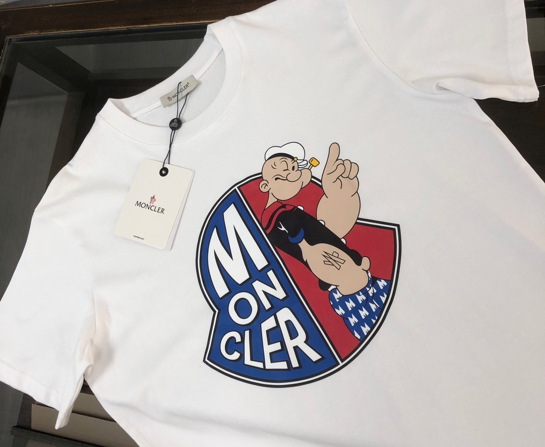 weigou_223137_2_661328cef2 P75 💥 MONCLER 蒙口 夏季新款圆领短袖T恤!270克重磅高端纯棉面料,手感质感都极完美!修身裁剪设计干净利落!时尚又好看!走线做工非常精致!版型效果超赞!而且透气性能超强!任何年龄阶段都可轻松驾驭,男士衣橱里必备的单品。 颜色: 米白 黑色 码数:M-3XL (下单请报身高体重)