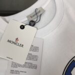 weigou_223137_3_ffb20338a4 P75 💥 MONCLER 蒙口 夏季新款圆领短袖T恤!270克重磅高端纯棉面料,手感质感都极完美!修身裁剪设计干净利落!时尚又好看!走线做工非常精致!版型效果超赞!而且透气性能超强!任何年龄阶段都可轻松驾驭,男士衣橱里必备的单品。 颜色: 米白 黑色 码数:M-3XL (下单请报身高体重)