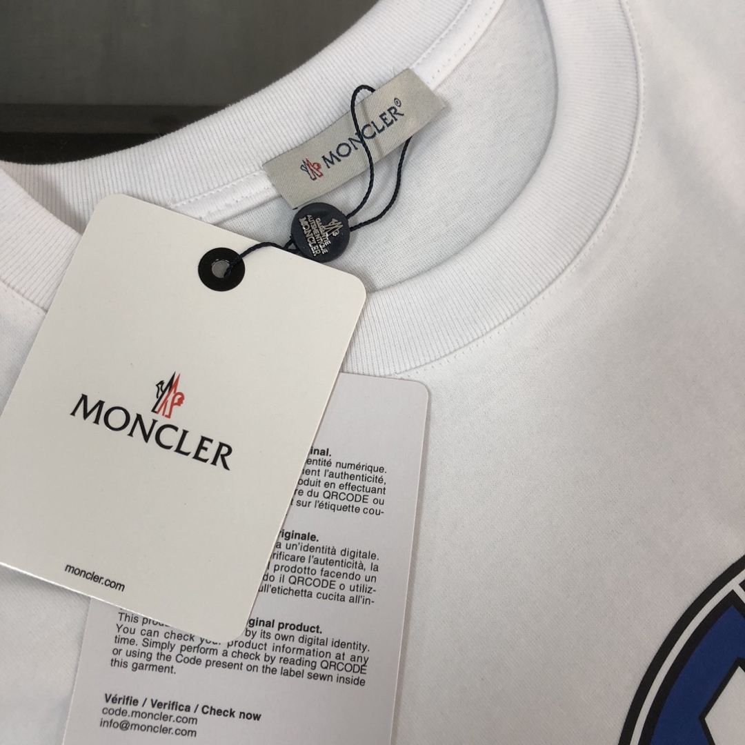 weigou_223137_3_ffb20338a4 P75 💥 MONCLER 蒙口 夏季新款圆领短袖T恤!270克重磅高端纯棉面料,手感质感都极完美!修身裁剪设计干净利落!时尚又好看!走线做工非常精致!版型效果超赞!而且透气性能超强!任何年龄阶段都可轻松驾驭,男士衣橱里必备的单品。 颜色: 米白 黑色 码数:M-3XL (下单请报身高体重)