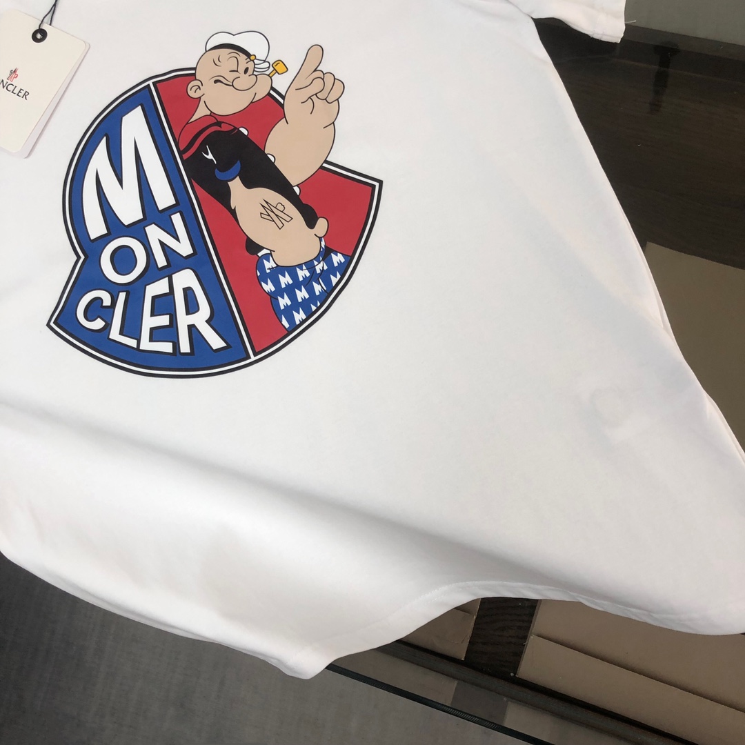 weigou_223137_6_1d4e5d4883 P75 💥 MONCLER 蒙口 夏季新款圆领短袖T恤!270克重磅高端纯棉面料,手感质感都极完美!修身裁剪设计干净利落!时尚又好看!走线做工非常精致!版型效果超赞!而且透气性能超强!任何年龄阶段都可轻松驾驭,男士衣橱里必备的单品。 颜色: 米白 黑色 码数:M-3XL (下单请报身高体重)