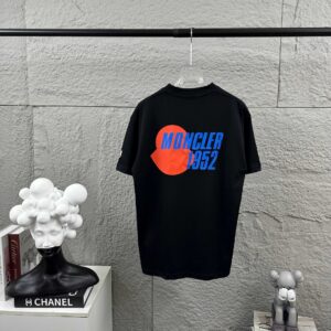 weigou_223144_0_5c95022eb7 P80 Moncle* 蒙口*2026 春夏新款 经典图标字母立体刺绣+烫画工艺 定制双纱平纹纯棉面料 短袖T恤 男女同款 颜色:黑色 白色 尺码: S (90-130斤) M (120-150斤) L (140-165斤) XL (160-180斤) XXL (180-210斤)
