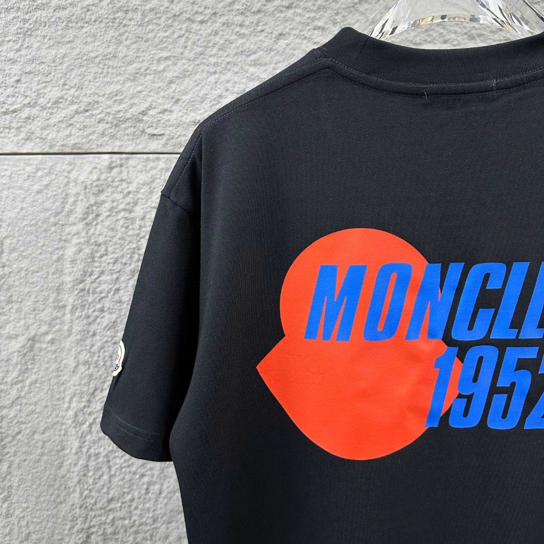 weigou_223144_3_72e0ef1b89 P80 Moncle* 蒙口*2026 春夏新款 经典图标字母立体刺绣+烫画工艺 定制双纱平纹纯棉面料 短袖T恤 男女同款 颜色:黑色 白色 尺码: S (90-130斤) M (120-150斤) L (140-165斤) XL (160-180斤) XXL (180-210斤)