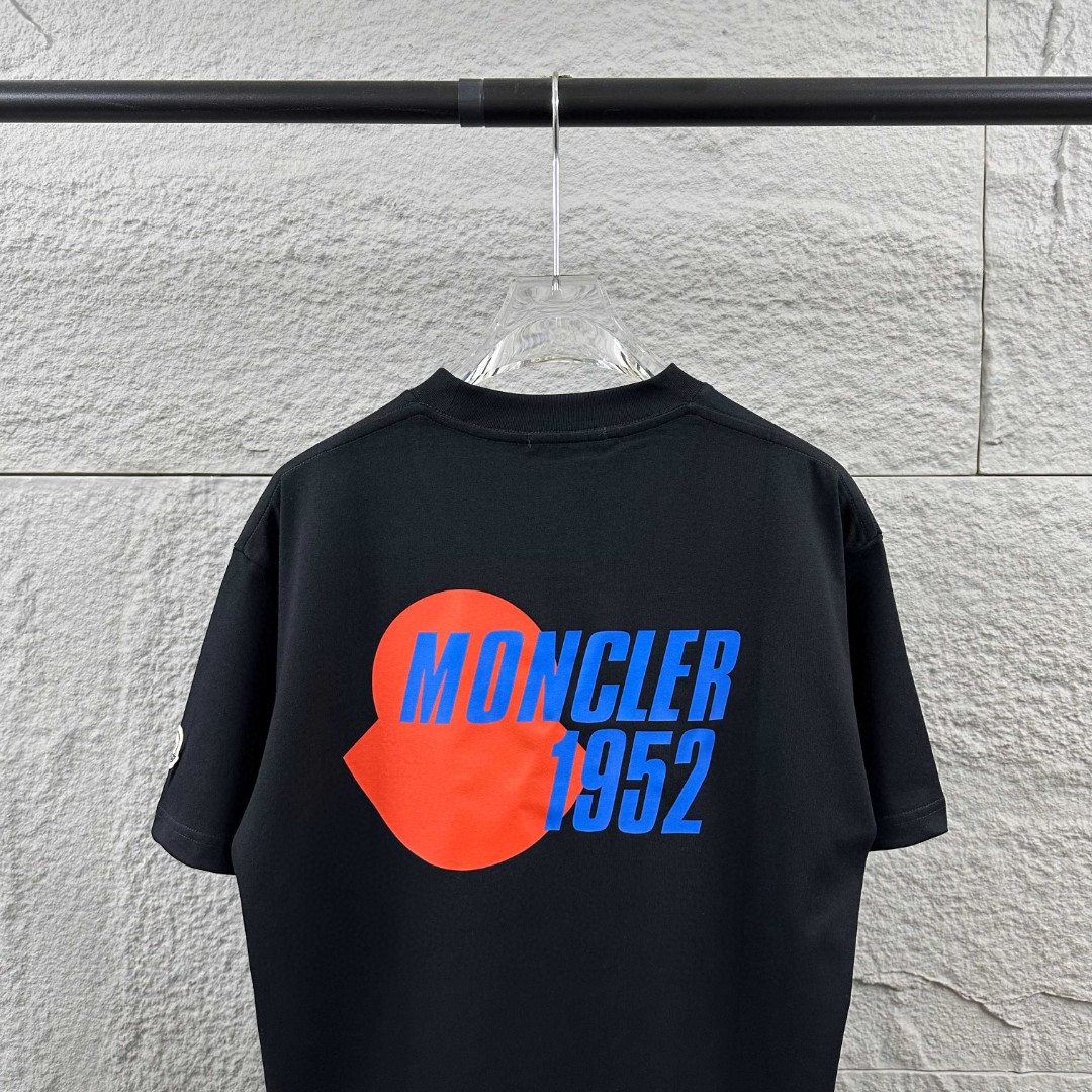 weigou_223144_4_99e7edca29 P80 Moncle* 蒙口*2026 春夏新款 经典图标字母立体刺绣+烫画工艺 定制双纱平纹纯棉面料 短袖T恤 男女同款 颜色:黑色 白色 尺码: S (90-130斤) M (120-150斤) L (140-165斤) XL (160-180斤) XXL (180-210斤)