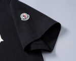 P65 蒙口25089# 2026年春夏新款男装圆领短袖T恤，280克重纯棉双纱面料 立体绣花款 款式时尚又 帅气，面料舒适，做工严谨 ，走线工整。上身效果好·码数 M-3XL 黑色