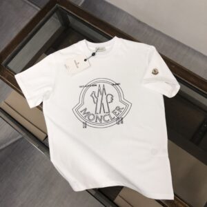 P75 💥 MONCLER 蒙口 夏季新款圆领短袖T恤！270克重磅高端纯棉面料，手感质感都极完美！修身裁剪设计干净利落！时尚又好看！走线做工非常精致！版型效果超赞！而且透气性能超强！任何年龄阶段都可轻松驾驭，男士衣橱里必备的单品。 颜色： 米白 黑色 码数：M-3XL （下单请报身高体重）