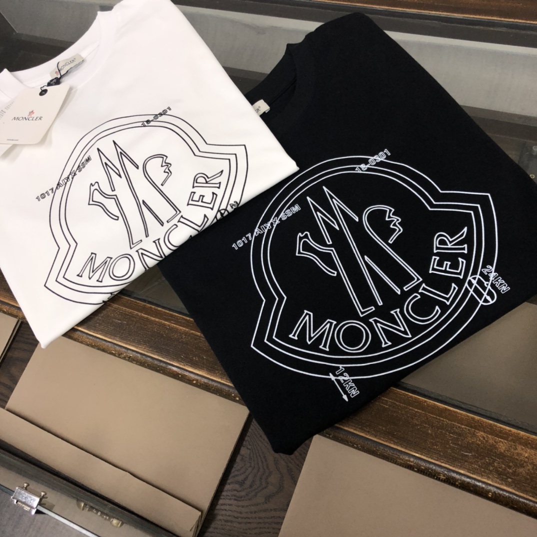 P75 💥 MONCLER 蒙口 夏季新款圆领短袖T恤！270克重磅高端纯棉面料，手感质感都极完美！修身裁剪设计干净利落！时尚又好看！走线做工非常精致！版型效果超赞！而且透气性能超强！任何年龄阶段都可轻松驾驭，男士衣橱里必备的单品。 颜色： 米白 黑色 码数：M-3XL （下单请报身高体重）