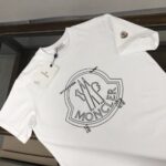 P75 💥 MONCLER 蒙口 夏季新款圆领短袖T恤！270克重磅高端纯棉面料，手感质感都极完美！修身裁剪设计干净利落！时尚又好看！走线做工非常精致！版型效果超赞！而且透气性能超强！任何年龄阶段都可轻松驾驭，男士衣橱里必备的单品。 颜色： 米白 黑色 码数：M-3XL （下单请报身高体重）
