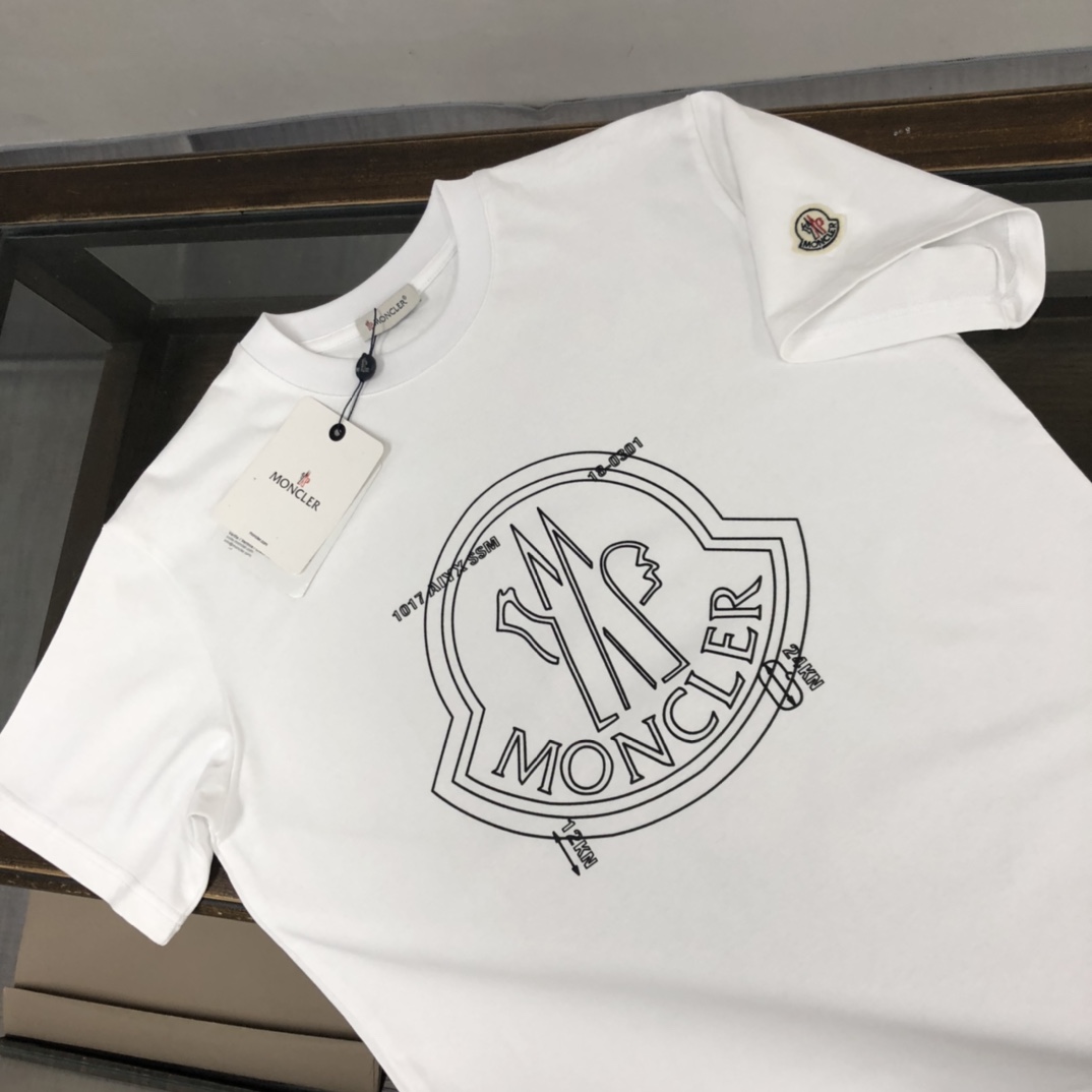 P75 💥 MONCLER 蒙口 夏季新款圆领短袖T恤！270克重磅高端纯棉面料，手感质感都极完美！修身裁剪设计干净利落！时尚又好看！走线做工非常精致！版型效果超赞！而且透气性能超强！任何年龄阶段都可轻松驾驭，男士衣橱里必备的单品。 颜色： 米白 黑色 码数：M-3XL （下单请报身高体重）