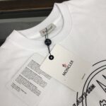 P75 💥 MONCLER 蒙口 夏季新款圆领短袖T恤！270克重磅高端纯棉面料，手感质感都极完美！修身裁剪设计干净利落！时尚又好看！走线做工非常精致！版型效果超赞！而且透气性能超强！任何年龄阶段都可轻松驾驭，男士衣橱里必备的单品。 颜色： 米白 黑色 码数：M-3XL （下单请报身高体重）