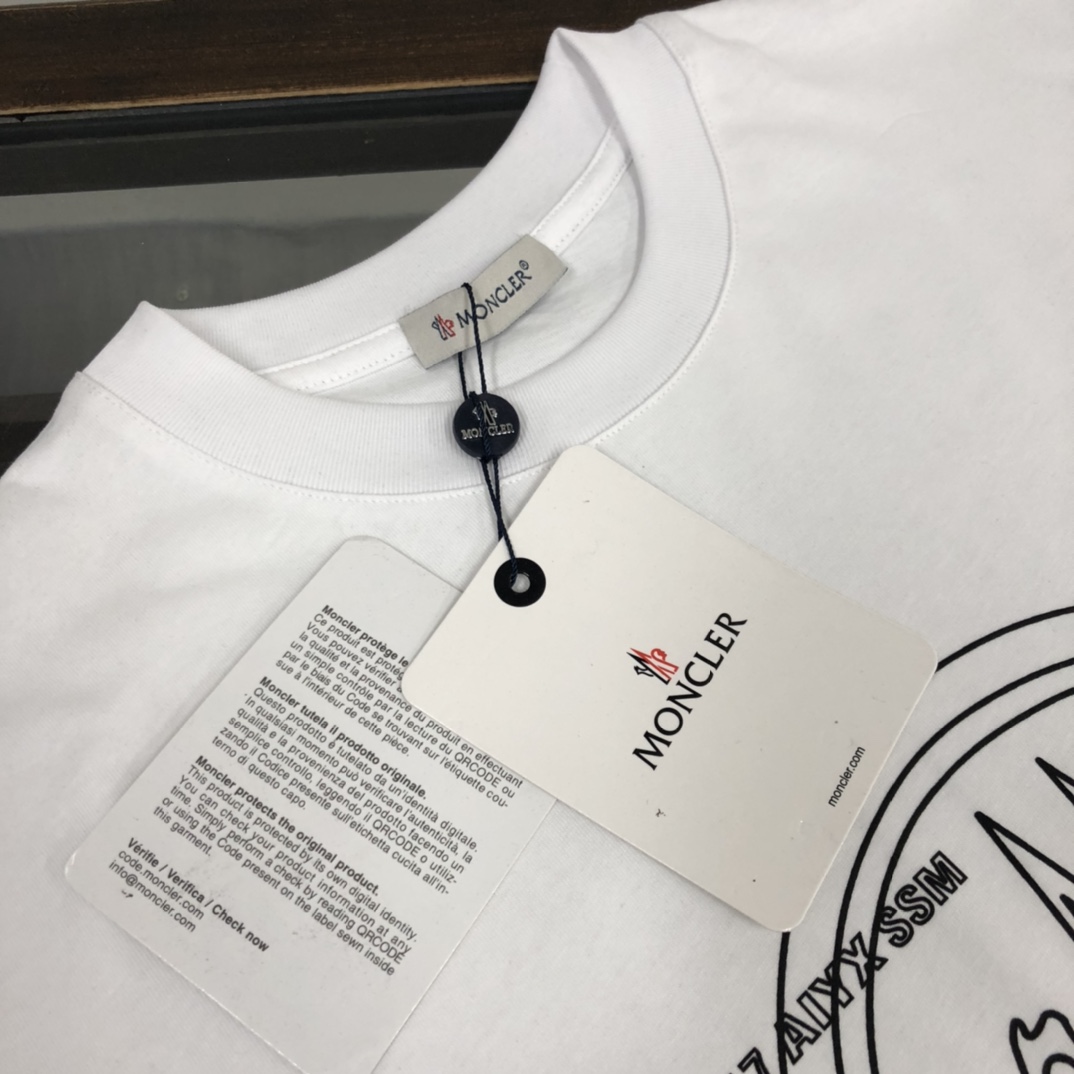 P75 💥 MONCLER 蒙口 夏季新款圆领短袖T恤！270克重磅高端纯棉面料，手感质感都极完美！修身裁剪设计干净利落！时尚又好看！走线做工非常精致！版型效果超赞！而且透气性能超强！任何年龄阶段都可轻松驾驭，男士衣橱里必备的单品。 颜色： 米白 黑色 码数：M-3XL （下单请报身高体重）