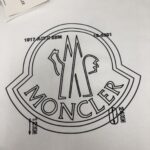 P75 💥 MONCLER 蒙口 夏季新款圆领短袖T恤！270克重磅高端纯棉面料，手感质感都极完美！修身裁剪设计干净利落！时尚又好看！走线做工非常精致！版型效果超赞！而且透气性能超强！任何年龄阶段都可轻松驾驭，男士衣橱里必备的单品。 颜色： 米白 黑色 码数：M-3XL （下单请报身高体重）