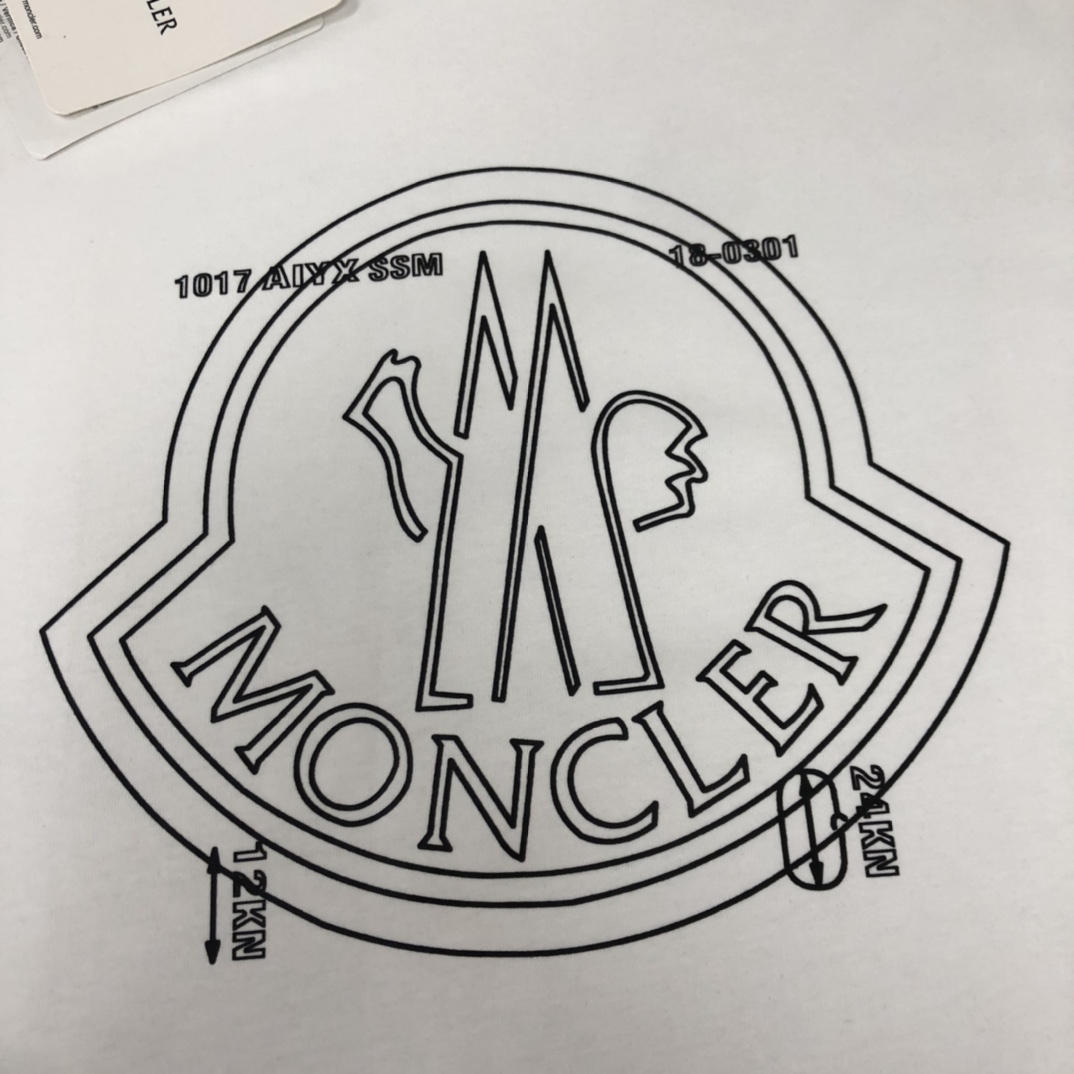 P75 💥 MONCLER 蒙口 夏季新款圆领短袖T恤！270克重磅高端纯棉面料，手感质感都极完美！修身裁剪设计干净利落！时尚又好看！走线做工非常精致！版型效果超赞！而且透气性能超强！任何年龄阶段都可轻松驾驭，男士衣橱里必备的单品。 颜色： 米白 黑色 码数：M-3XL （下单请报身高体重）