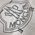 P75 💥 MONCLER 蒙口 夏季新款圆领短袖T恤！270克重磅高端纯棉面料，手感质感都极完美！修身裁剪设计干净利落！时尚又好看！走线做工非常精致！版型效果超赞！而且透气性能超强！任何年龄阶段都可轻松驾驭，男士衣橱里必备的单品。 颜色： 米白 黑色 码数：M-3XL （下单请报身高体重）