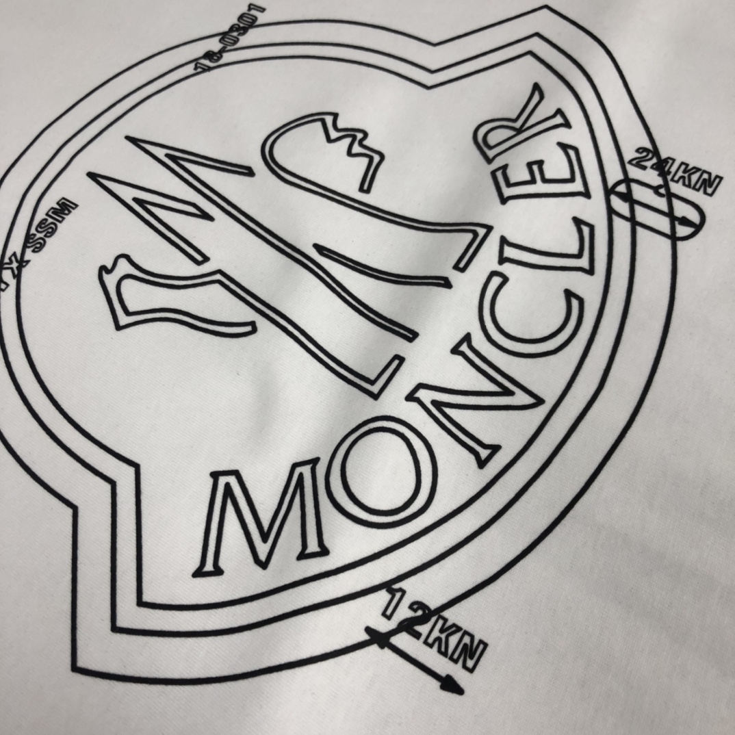 P75 💥 MONCLER 蒙口 夏季新款圆领短袖T恤！270克重磅高端纯棉面料，手感质感都极完美！修身裁剪设计干净利落！时尚又好看！走线做工非常精致！版型效果超赞！而且透气性能超强！任何年龄阶段都可轻松驾驭，男士衣橱里必备的单品。 颜色： 米白 黑色 码数：M-3XL （下单请报身高体重）