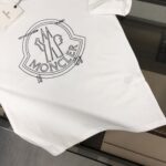 P75 💥 MONCLER 蒙口 夏季新款圆领短袖T恤！270克重磅高端纯棉面料，手感质感都极完美！修身裁剪设计干净利落！时尚又好看！走线做工非常精致！版型效果超赞！而且透气性能超强！任何年龄阶段都可轻松驾驭，男士衣橱里必备的单品。 颜色： 米白 黑色 码数：M-3XL （下单请报身高体重）