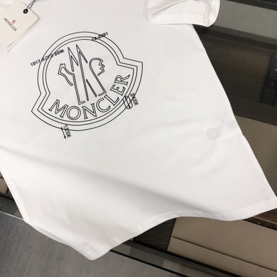 P75 💥 MONCLER 蒙口 夏季新款圆领短袖T恤！270克重磅高端纯棉面料，手感质感都极完美！修身裁剪设计干净利落！时尚又好看！走线做工非常精致！版型效果超赞！而且透气性能超强！任何年龄阶段都可轻松驾驭，男士衣橱里必备的单品。 颜色： 米白 黑色 码数：M-3XL （下单请报身高体重）