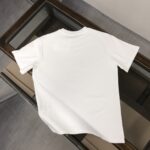 P75 💥 MONCLER 蒙口 夏季新款圆领短袖T恤！270克重磅高端纯棉面料，手感质感都极完美！修身裁剪设计干净利落！时尚又好看！走线做工非常精致！版型效果超赞！而且透气性能超强！任何年龄阶段都可轻松驾驭，男士衣橱里必备的单品。 颜色： 米白 黑色 码数：M-3XL （下单请报身高体重）