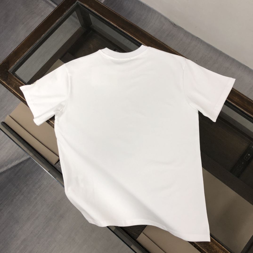 P75 💥 MONCLER 蒙口 夏季新款圆领短袖T恤！270克重磅高端纯棉面料，手感质感都极完美！修身裁剪设计干净利落！时尚又好看！走线做工非常精致！版型效果超赞！而且透气性能超强！任何年龄阶段都可轻松驾驭，男士衣橱里必备的单品。 颜色： 米白 黑色 码数：M-3XL （下单请报身高体重）