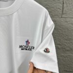 P80 Moncle* 蒙口*2026 春夏新款 经典图标字母立体刺绣+烫画工艺 定制双纱平纹纯棉面料 短袖T恤 男女同款 颜色：黑色 白色 尺码： S （90-130斤） M （120-150斤） L （140-165斤） XL （160-180斤） XXL （180-210斤）