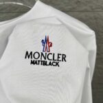 P80 Moncle* 蒙口*2026 春夏新款 经典图标字母立体刺绣+烫画工艺 定制双纱平纹纯棉面料 短袖T恤 男女同款 颜色：黑色 白色 尺码： S （90-130斤） M （120-150斤） L （140-165斤） XL （160-180斤） XXL （180-210斤）