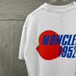 P80 Moncle* 蒙口*2026 春夏新款 经典图标字母立体刺绣+烫画工艺 定制双纱平纹纯棉面料 短袖T恤 男女同款 颜色：黑色 白色 尺码： S （90-130斤） M （120-150斤） L （140-165斤） XL （160-180斤） XXL （180-210斤）