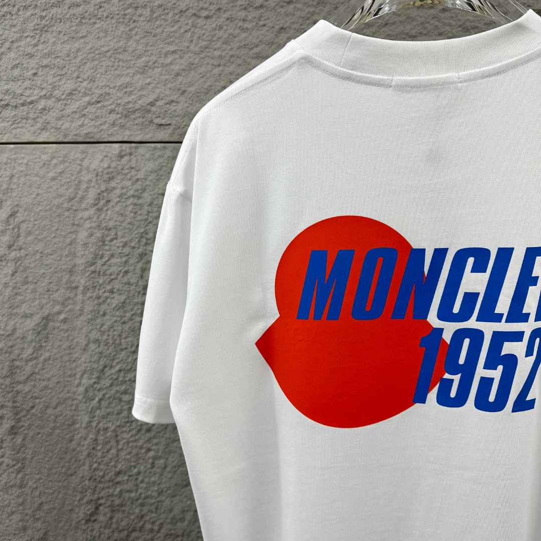 P80 Moncle* 蒙口*2026 春夏新款 经典图标字母立体刺绣+烫画工艺 定制双纱平纹纯棉面料 短袖T恤 男女同款 颜色：黑色 白色 尺码： S （90-130斤） M （120-150斤） L （140-165斤） XL （160-180斤） XXL （180-210斤）