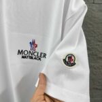 P80 Moncle* 蒙口*2026 春夏新款 经典图标字母立体刺绣+烫画工艺 定制双纱平纹纯棉面料 短袖T恤 男女同款 颜色：黑色 白色 尺码： S （90-130斤） M （120-150斤） L （140-165斤） XL （160-180斤） XXL （180-210斤）