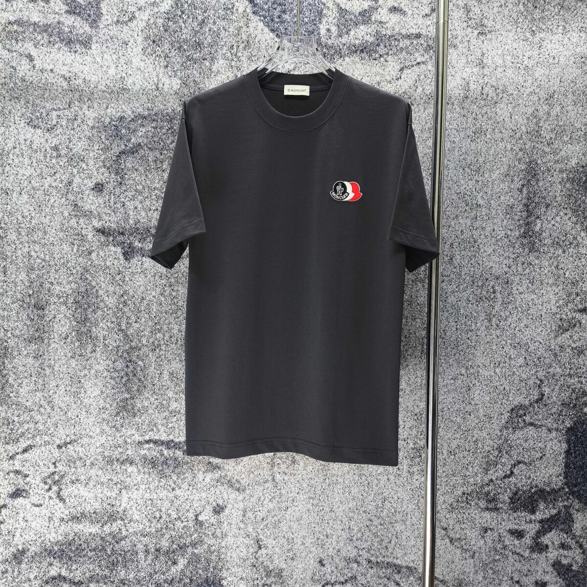 P70 MONCLE* 蒙口* 2026新款 刺绣章仔logo 短袖t恤 宽松版型男女同款 尺码 S M L XL XXL 黑色 白色 藏青色 灰色