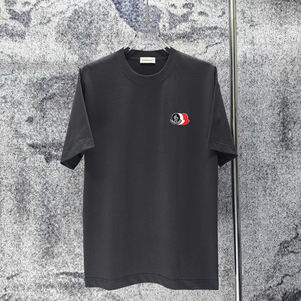 P70 MONCLE* 蒙口* 2026新款 刺绣章仔logo 短袖t恤 宽松版型男女同款 尺码 S M L XL XXL 黑色 白色 藏青色 灰色