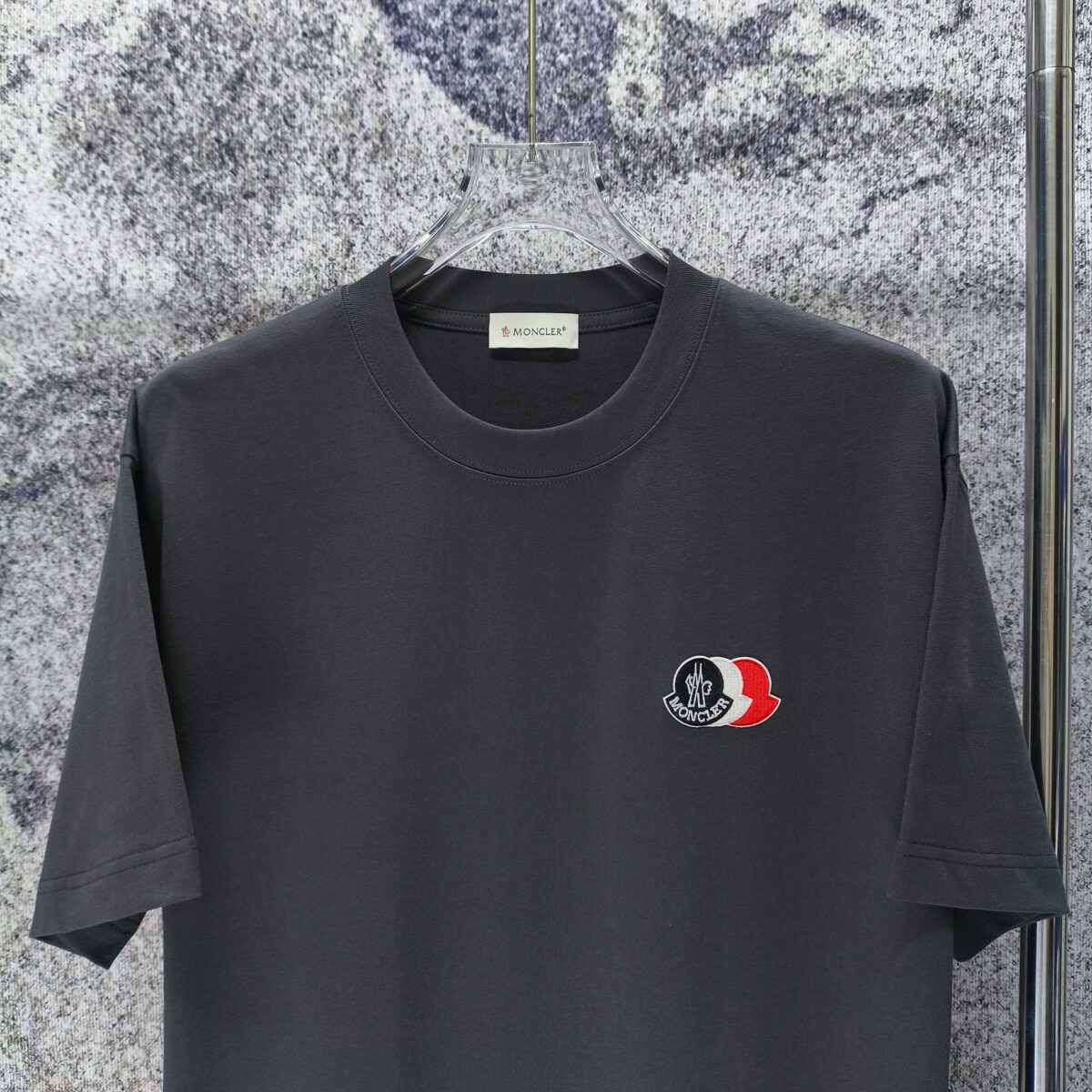 P70 MONCLE* 蒙口* 2026新款 刺绣章仔logo 短袖t恤 宽松版型男女同款 尺码 S M L XL XXL 黑色 白色 藏青色 灰色