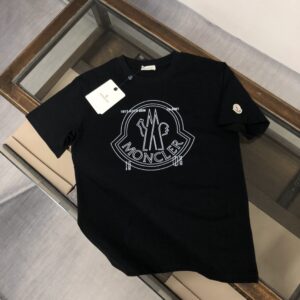 P75 💥 MONCLER 蒙口 夏季新款圆领短袖T恤！270克重磅高端纯棉面料，手感质感都极完美！修身裁剪设计干净利落！时尚又好看！走线做工非常精致！版型效果超赞！而且透气性能超强！任何年龄阶段都可轻松驾驭，男士衣橱里必备的单品。 颜色： 米白 黑色 码数：M-3XL （下单请报身高体重）