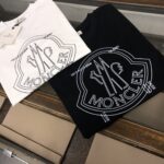 weigou_223255_1_5f2dadcb47 P75 💥 MONCLER 蒙口 夏季新款圆领短袖T恤!270克重磅高端纯棉面料,手感质感都极完美!修身裁剪设计干净利落!时尚又好看!走线做工非常精致!版型效果超赞!而且透气性能超强!任何年龄阶段都可轻松驾驭,男士衣橱里必备的单品。 颜色: 米白 黑色 码数:M-3XL (下单请报身高体重)