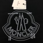 weigou_223255_3_8ca02d4622 P75 💥 MONCLER 蒙口 夏季新款圆领短袖T恤!270克重磅高端纯棉面料,手感质感都极完美!修身裁剪设计干净利落!时尚又好看!走线做工非常精致!版型效果超赞!而且透气性能超强!任何年龄阶段都可轻松驾驭,男士衣橱里必备的单品。 颜色: 米白 黑色 码数:M-3XL (下单请报身高体重)