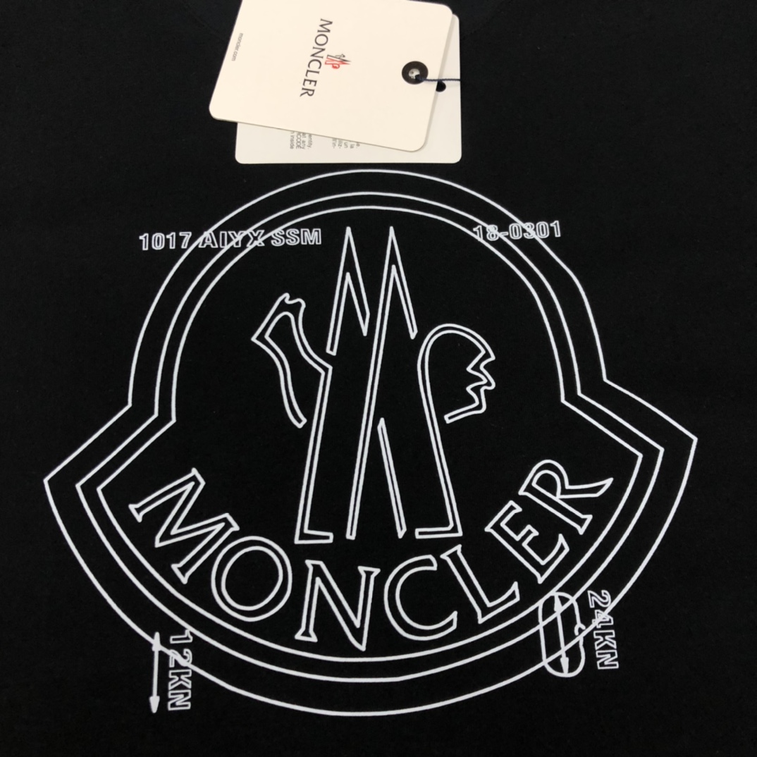 weigou_223255_3_8ca02d4622 P75 💥 MONCLER 蒙口 夏季新款圆领短袖T恤!270克重磅高端纯棉面料,手感质感都极完美!修身裁剪设计干净利落!时尚又好看!走线做工非常精致!版型效果超赞!而且透气性能超强!任何年龄阶段都可轻松驾驭,男士衣橱里必备的单品。 颜色: 米白 黑色 码数:M-3XL (下单请报身高体重)