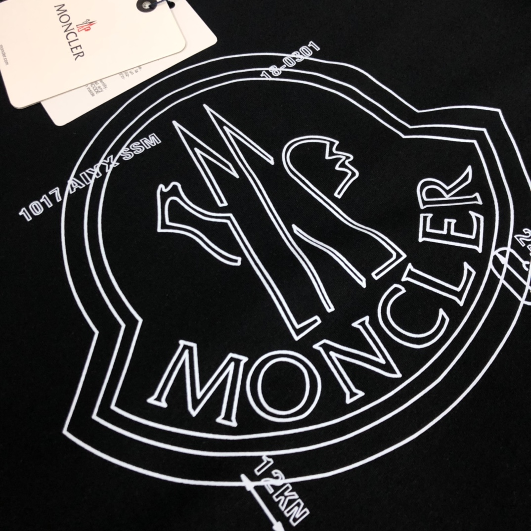 weigou_223255_4_caa7eb1205 P75 💥 MONCLER 蒙口 夏季新款圆领短袖T恤!270克重磅高端纯棉面料,手感质感都极完美!修身裁剪设计干净利落!时尚又好看!走线做工非常精致!版型效果超赞!而且透气性能超强!任何年龄阶段都可轻松驾驭,男士衣橱里必备的单品。 颜色: 米白 黑色 码数:M-3XL (下单请报身高体重)