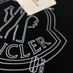 weigou_223255_5_da966f25cf P75 💥 MONCLER 蒙口 夏季新款圆领短袖T恤!270克重磅高端纯棉面料,手感质感都极完美!修身裁剪设计干净利落!时尚又好看!走线做工非常精致!版型效果超赞!而且透气性能超强!任何年龄阶段都可轻松驾驭,男士衣橱里必备的单品。 颜色: 米白 黑色 码数:M-3XL (下单请报身高体重)