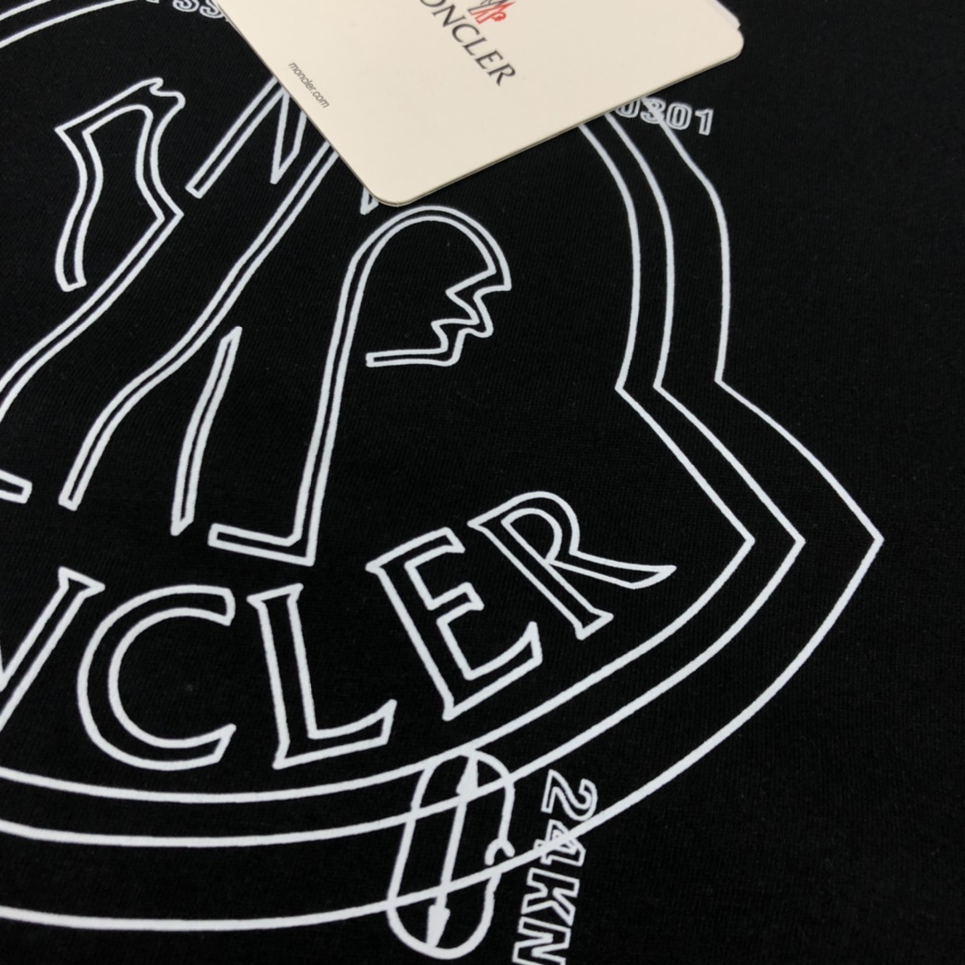 weigou_223255_5_da966f25cf P75 💥 MONCLER 蒙口 夏季新款圆领短袖T恤!270克重磅高端纯棉面料,手感质感都极完美!修身裁剪设计干净利落!时尚又好看!走线做工非常精致!版型效果超赞!而且透气性能超强!任何年龄阶段都可轻松驾驭,男士衣橱里必备的单品。 颜色: 米白 黑色 码数:M-3XL (下单请报身高体重)