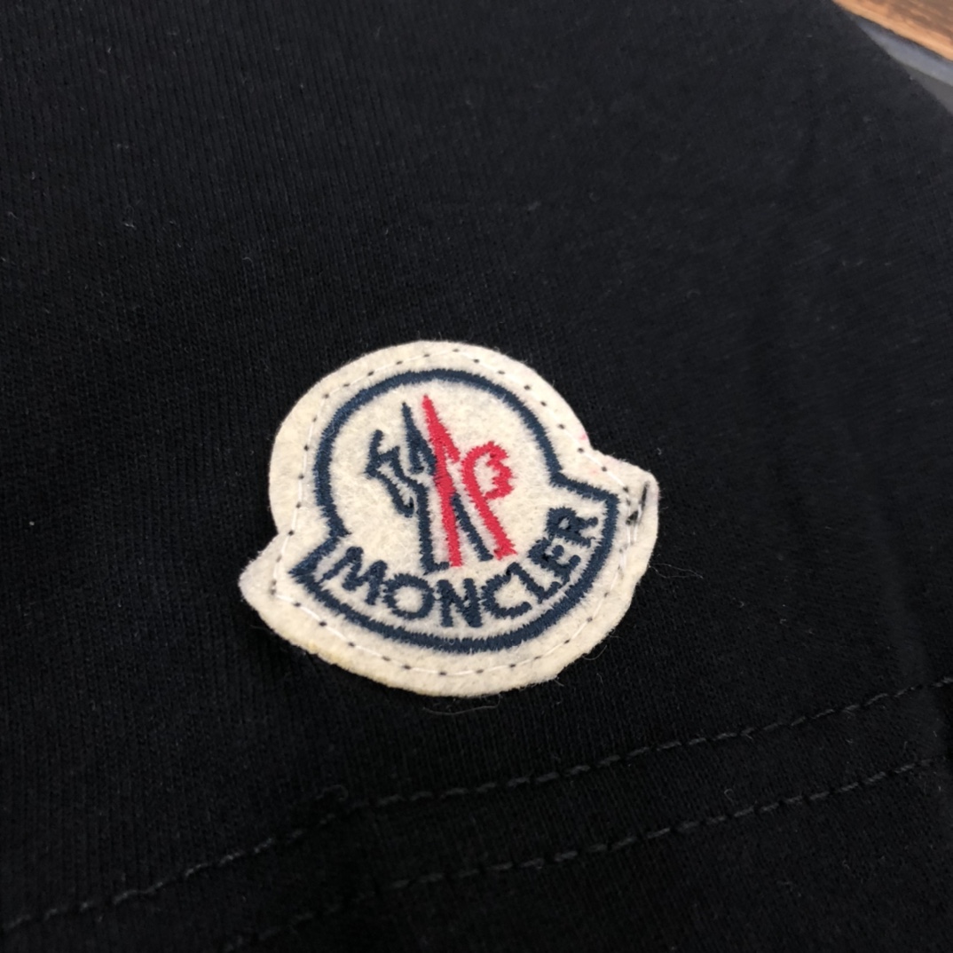 weigou_223255_6_630c177938 P75 💥 MONCLER 蒙口 夏季新款圆领短袖T恤!270克重磅高端纯棉面料,手感质感都极完美!修身裁剪设计干净利落!时尚又好看!走线做工非常精致!版型效果超赞!而且透气性能超强!任何年龄阶段都可轻松驾驭,男士衣橱里必备的单品。 颜色: 米白 黑色 码数:M-3XL (下单请报身高体重)