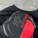 P80 Moncle* 蒙口*2026 春夏新款 经典图标字母立体植绒+厚板硅胶工艺 定制双纱平纹纯棉面料 短袖T恤 男女同款 颜色：黑色 白色 尺码： S （90-130斤） M （120-150斤） L （140-165斤） XL （160-180斤） XXL （180-210斤）