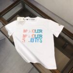 P75 💥 MON*CLER 蒙口 最新款情侣款品牌logo印花图案圆领短袖 情侣T恤～～ 春夏新品 高品质 🔥🔥时尚百搭潮款 定制进口面料 ！穿着舒适 透气 时尚不失个性 上身休闲随性 帅气有型 彰显大牌气质! 颜色：黑色 米白 尺码：M-3XL (下单请报身高体重)