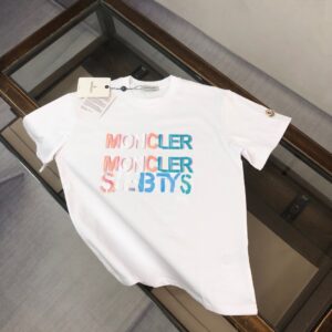 P75 💥 MON*CLER 蒙口 最新款情侣款品牌logo印花图案圆领短袖 情侣T恤～～ 春夏新品 高品质 🔥🔥时尚百搭潮款 定制进口面料 ！穿着舒适 透气 时尚不失个性 上身休闲随性 帅气有型 彰显大牌气质! 颜色：黑色 米白 尺码：M-3XL (下单请报身高体重)