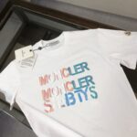 P75 💥 MON*CLER 蒙口 最新款情侣款品牌logo印花图案圆领短袖 情侣T恤～～ 春夏新品 高品质 🔥🔥时尚百搭潮款 定制进口面料 ！穿着舒适 透气 时尚不失个性 上身休闲随性 帅气有型 彰显大牌气质! 颜色：黑色 米白 尺码：M-3XL (下单请报身高体重)