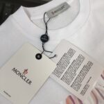 P75 💥 MON*CLER 蒙口 最新款情侣款品牌logo印花图案圆领短袖 情侣T恤～～ 春夏新品 高品质 🔥🔥时尚百搭潮款 定制进口面料 ！穿着舒适 透气 时尚不失个性 上身休闲随性 帅气有型 彰显大牌气质! 颜色：黑色 米白 尺码：M-3XL (下单请报身高体重)