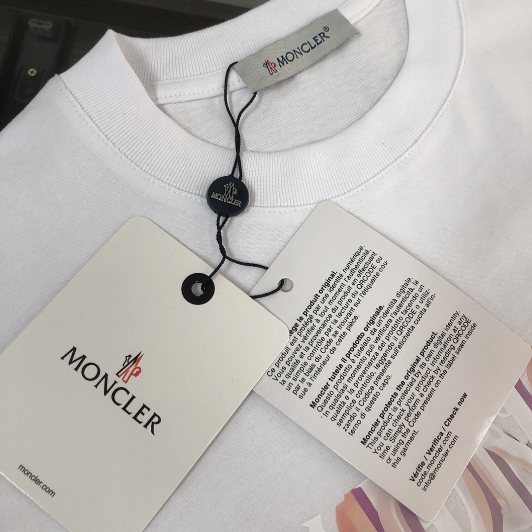P75 💥 MON*CLER 蒙口 最新款情侣款品牌logo印花图案圆领短袖 情侣T恤～～ 春夏新品 高品质 🔥🔥时尚百搭潮款 定制进口面料 ！穿着舒适 透气 时尚不失个性 上身休闲随性 帅气有型 彰显大牌气质! 颜色：黑色 米白 尺码：M-3XL (下单请报身高体重)