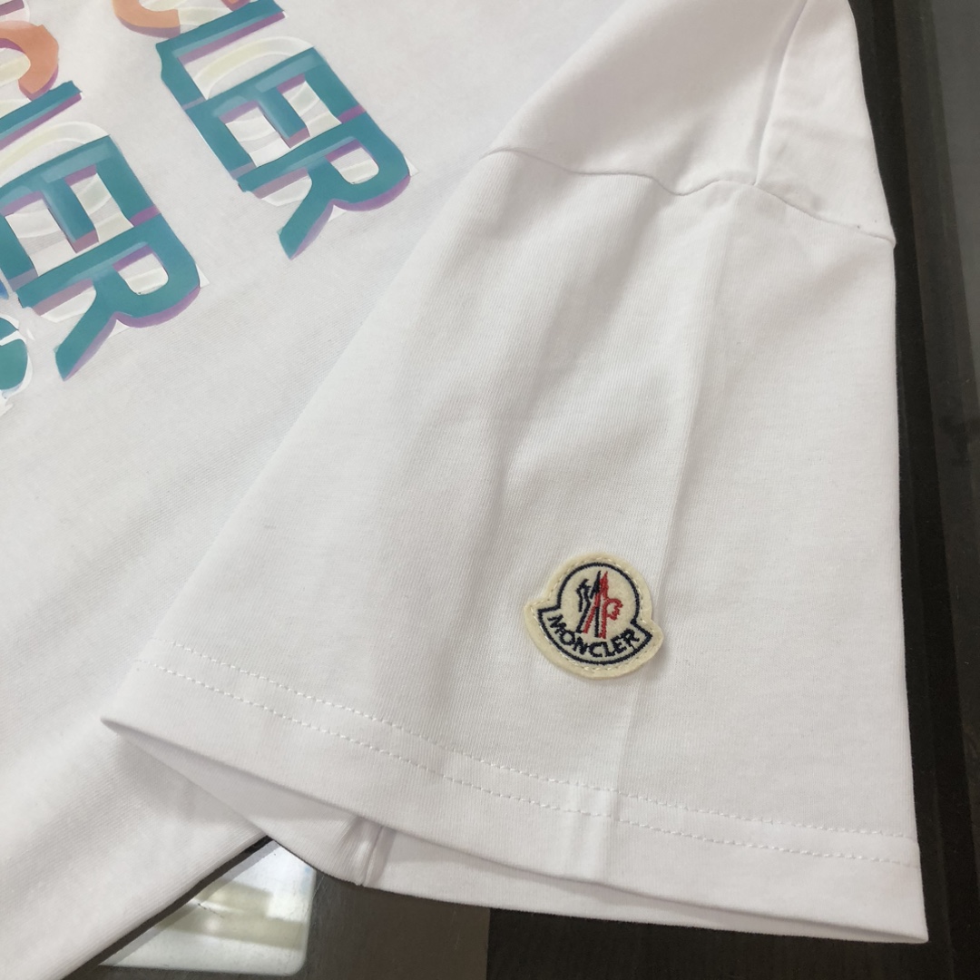 P75 💥 MON*CLER 蒙口 最新款情侣款品牌logo印花图案圆领短袖 情侣T恤～～ 春夏新品 高品质 🔥🔥时尚百搭潮款 定制进口面料 ！穿着舒适 透气 时尚不失个性 上身休闲随性 帅气有型 彰显大牌气质! 颜色：黑色 米白 尺码：M-3XL (下单请报身高体重)