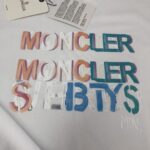 P75 💥 MON*CLER 蒙口 最新款情侣款品牌logo印花图案圆领短袖 情侣T恤～～ 春夏新品 高品质 🔥🔥时尚百搭潮款 定制进口面料 ！穿着舒适 透气 时尚不失个性 上身休闲随性 帅气有型 彰显大牌气质! 颜色：黑色 米白 尺码：M-3XL (下单请报身高体重)