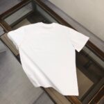 P75 💥 MON*CLER 蒙口 最新款情侣款品牌logo印花图案圆领短袖 情侣T恤～～ 春夏新品 高品质 🔥🔥时尚百搭潮款 定制进口面料 ！穿着舒适 透气 时尚不失个性 上身休闲随性 帅气有型 彰显大牌气质! 颜色：黑色 米白 尺码：M-3XL (下单请报身高体重)