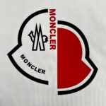 P80 Moncle* 蒙口*2026 春夏新款 经典图标字母立体植绒+厚板硅胶工艺 定制双纱平纹纯棉面料 短袖T恤 男女同款 颜色：黑色 白色 尺码： S （90-130斤） M （120-150斤） L （140-165斤） XL （160-180斤） XXL （180-210斤）