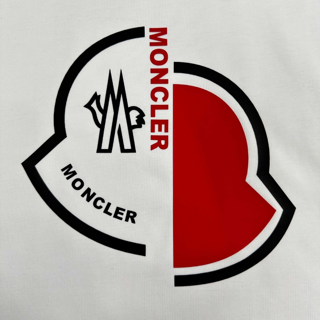 P80 Moncle* 蒙口*2026 春夏新款 经典图标字母立体植绒+厚板硅胶工艺 定制双纱平纹纯棉面料 短袖T恤 男女同款 颜色：黑色 白色 尺码： S （90-130斤） M （120-150斤） L （140-165斤） XL （160-180斤） XXL （180-210斤）