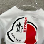 P80 Moncle* 蒙口*2026 春夏新款 经典图标字母立体植绒+厚板硅胶工艺 定制双纱平纹纯棉面料 短袖T恤 男女同款 颜色：黑色 白色 尺码： S （90-130斤） M （120-150斤） L （140-165斤） XL （160-180斤） XXL （180-210斤）